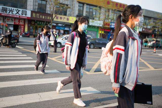 原创上网课的你羡慕吗?实拍杭州开学首日 学生过马路保持一米距离