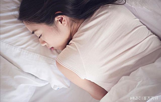  胁迫熟妇的哀求屈辱 裸睡中被男人强暴