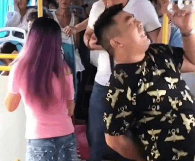 在公车上脱了她的丁字裤，结果悲剧发现了