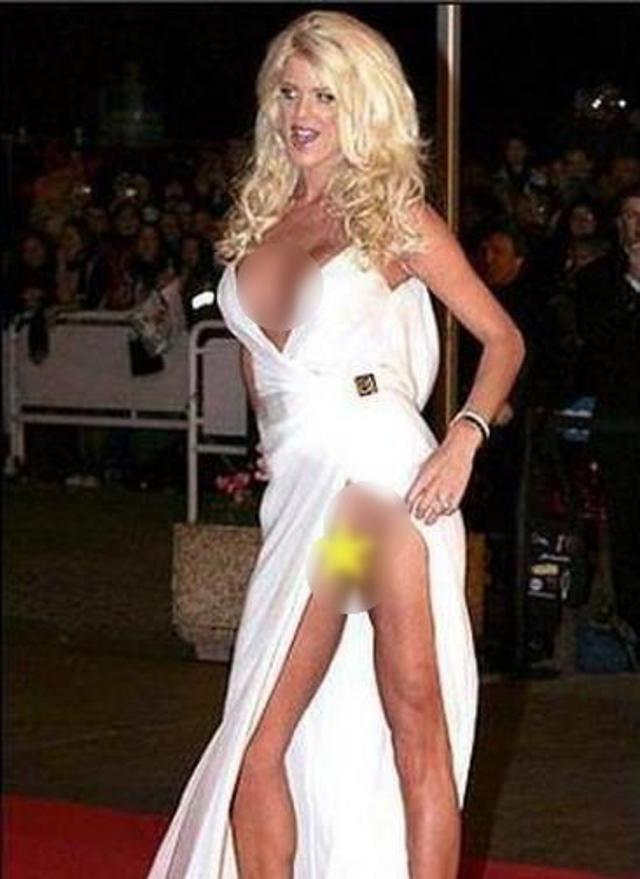  美女穿开裆裤露黑森林竟不穿内裤