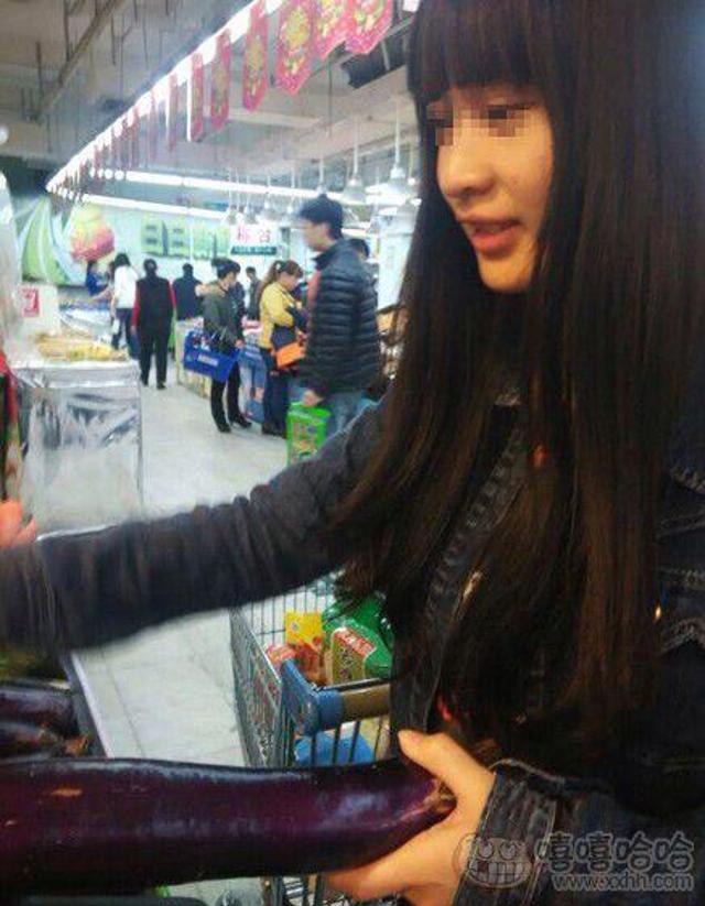  美女穿开裆裤露黑森林竟不穿内裤