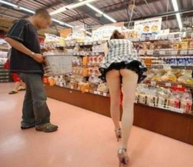 超市碰到不穿内裤的90后MM在购物,下面一片黑森林