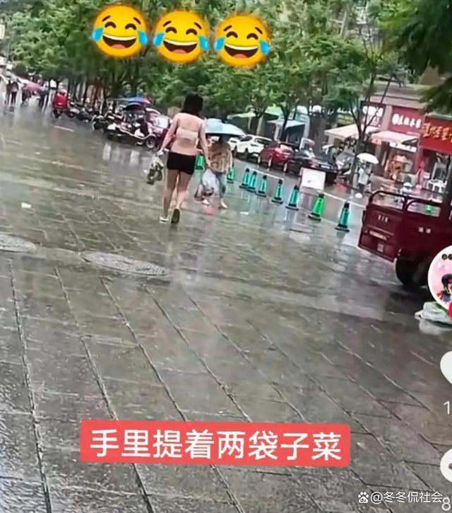 忘穿内衣内裤坐公交,被围观后披散头发遮住