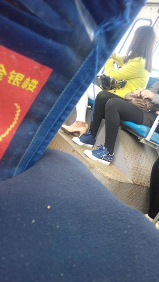 没有穿内衣坐公交好爽刺激,被男子盯上当众袭胸