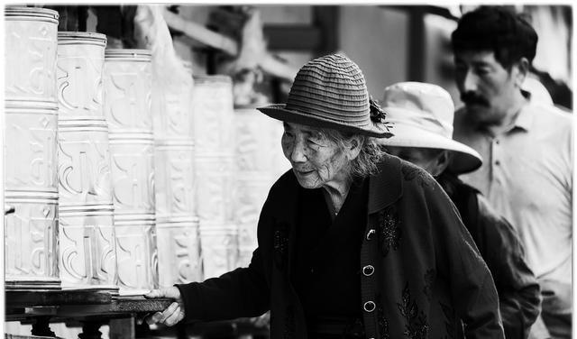 孤寡女老人找男保姆