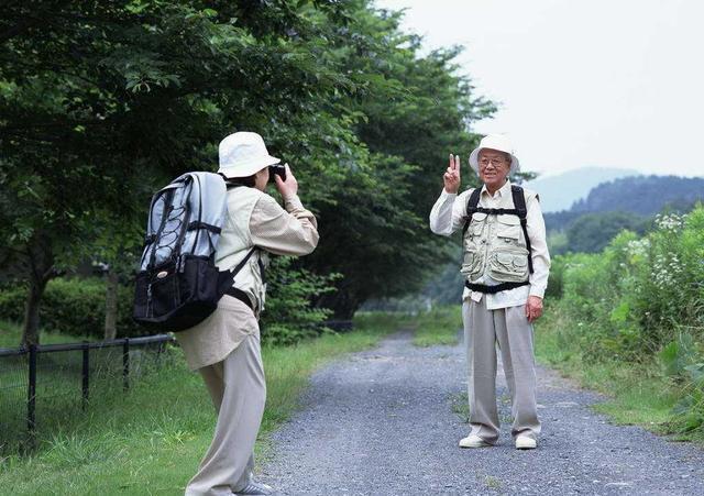 孤寡女老人找男保姆