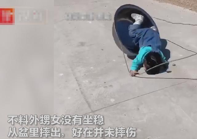 舅舅把外甥女弄哭外甥女,被姥姥打一顿痛哭