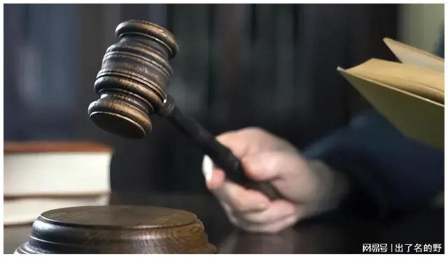 塞红酒瓶和烛台，追求刺激，别出心裁在野外激情