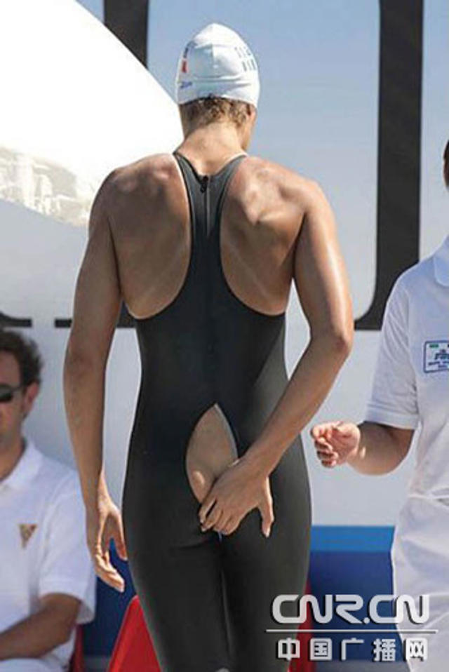 意大利游泳女将泳衣爆裂捂臀掩面尴尬退赛