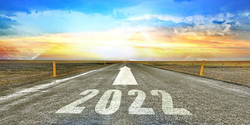 蓝色跨年道路2022年阳光远方奔跑箭头背景