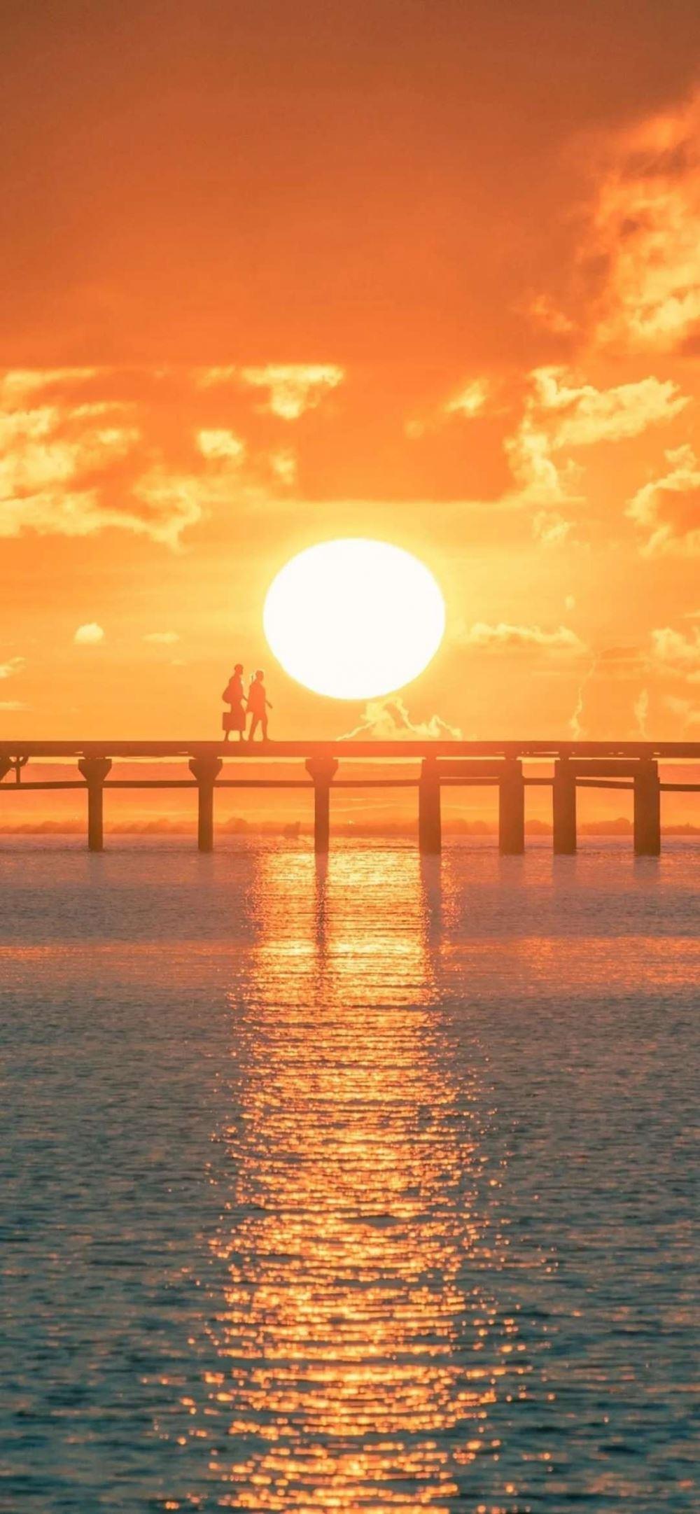 夕阳落在海面上的浪漫温柔风景桌面壁纸图片
