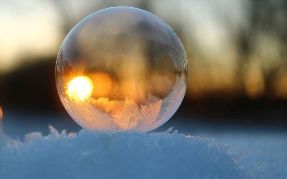 冬季独特有意境的美景-冰晶泡泡高清唯美桌面图片