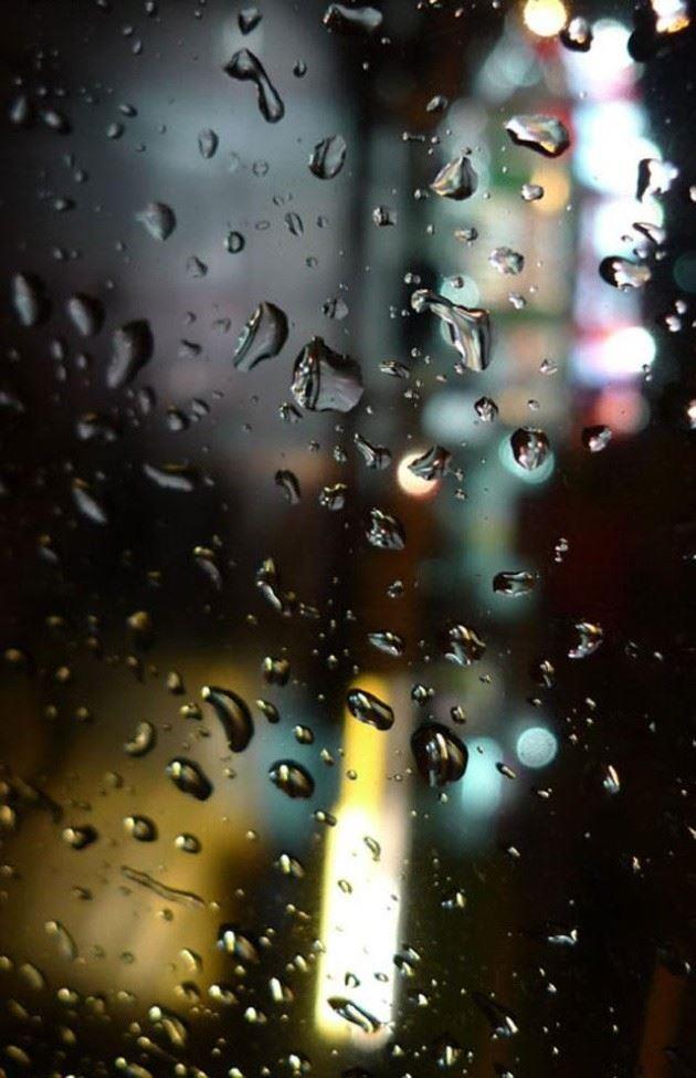 漂亮非主流意境雨天朦胧透明玻璃上的水滴图片