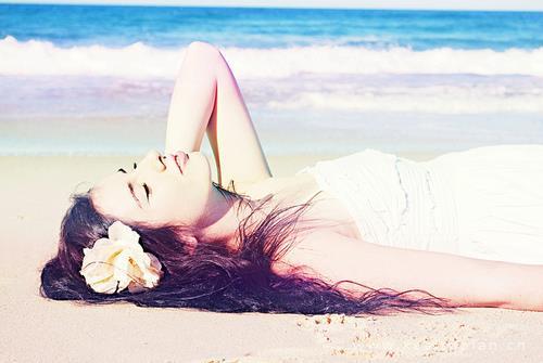 沙滩上玩耍的性感气质美女唯美壁纸图片
