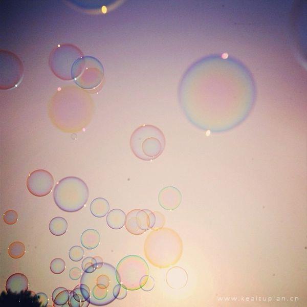 阳光下的彩色泡泡梦幻唯美图片