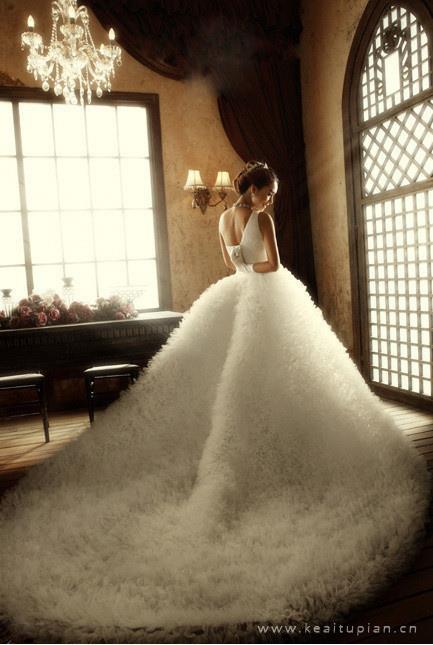唯美婚纱是每一个女孩的梦想，穿上婚纱，幸福的一生图片