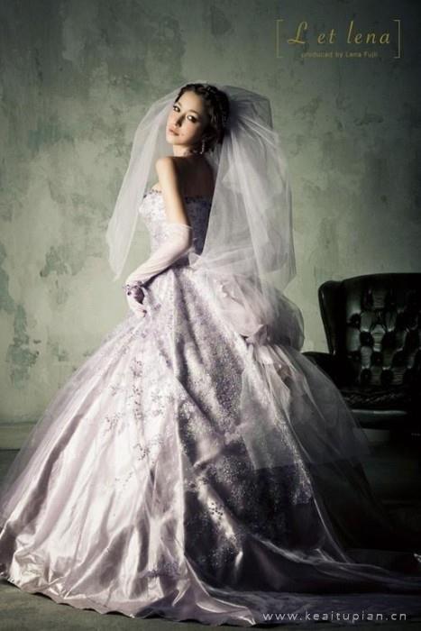 不同颜色不同款式的婚纱总有一款是适合你的图片