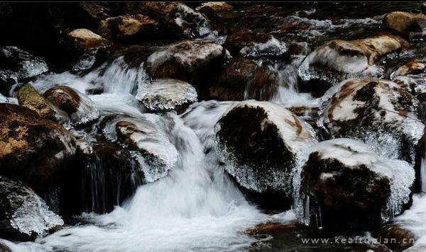山涧里的清泉瀑布结冰唯美好看风景壁纸图片
