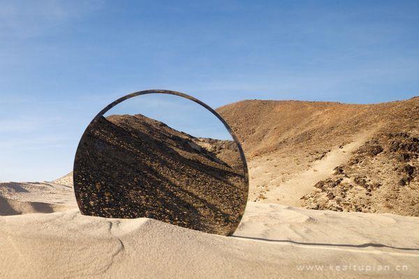 沙漠中镜子反射出了不一样的世界图片
