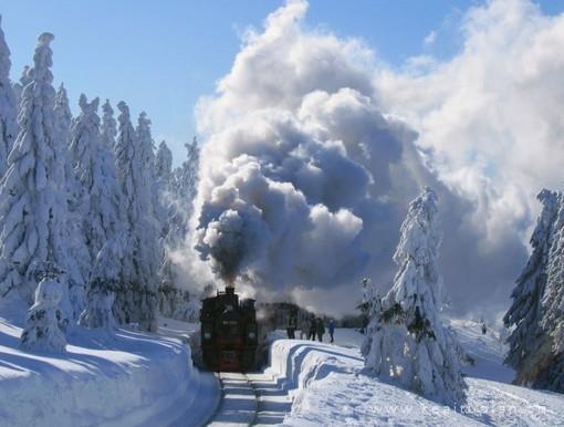 好看的皑皑的白雪下着的火车也快速地驶过图片