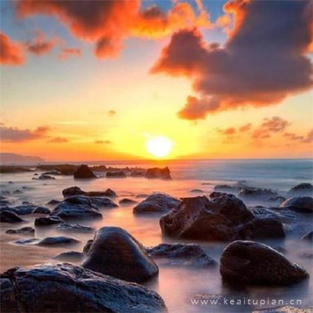 在海边看日出的超美风景壁纸图片