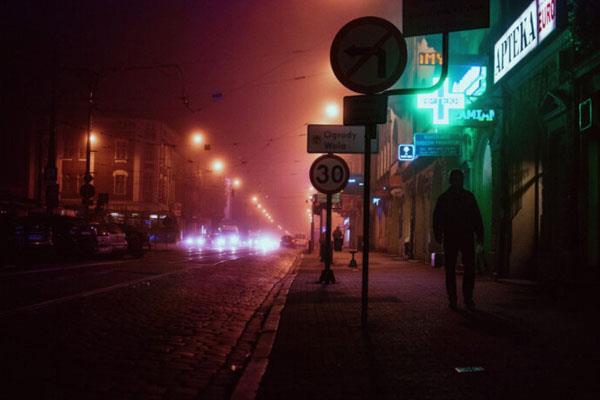 漂亮朦胧夜晚一个人孤独背影，夜晚城市一个人伤感安静真实图片