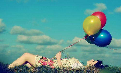 超美气球不孤独却往孤独的蓝天飞翔图片