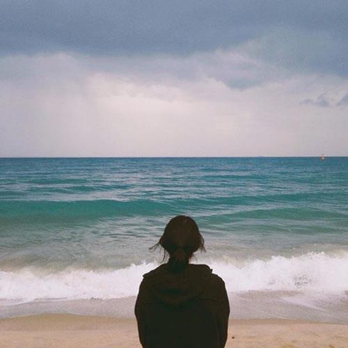唯美一个人安静的海边背影真人，女生一个人望着大海的图片