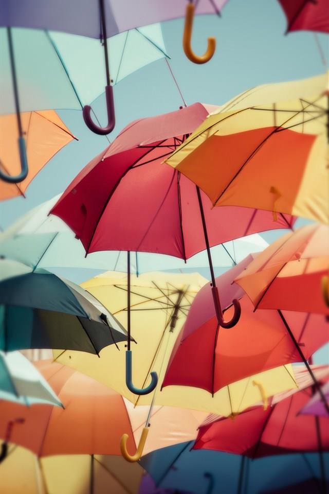 五颜六色好看的雨伞唯美手机壁纸图片