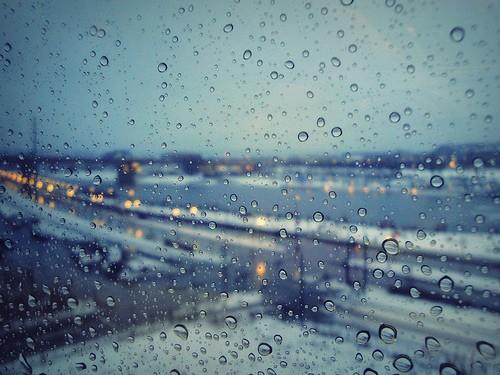 唯美的窗外朦胧下雨图片