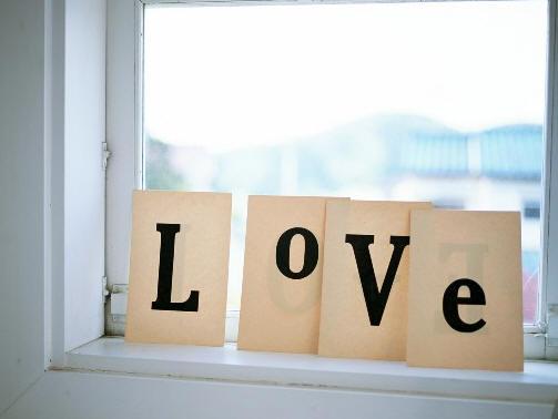 窗口上的LOVE爱的贴图
