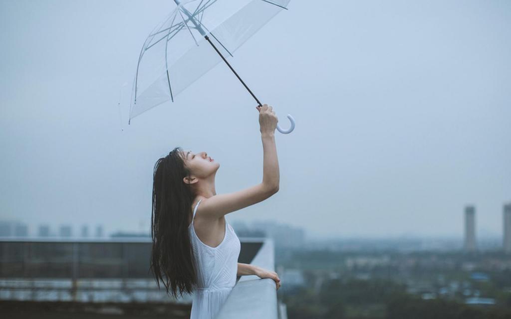 一个人避雨的伤感唯美高清写真图片