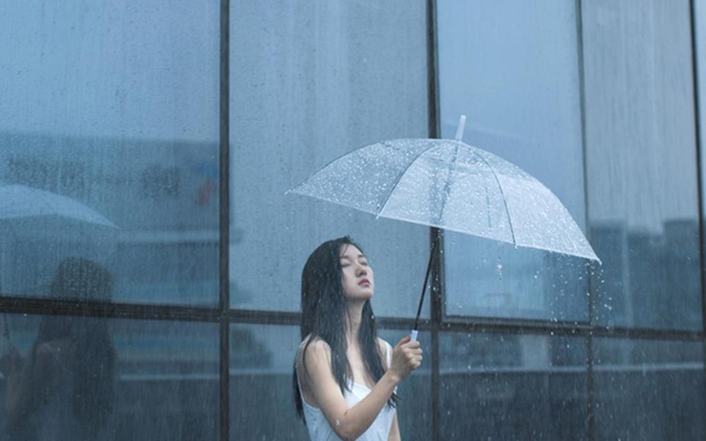 一个人避雨的伤感唯美高清写真图片