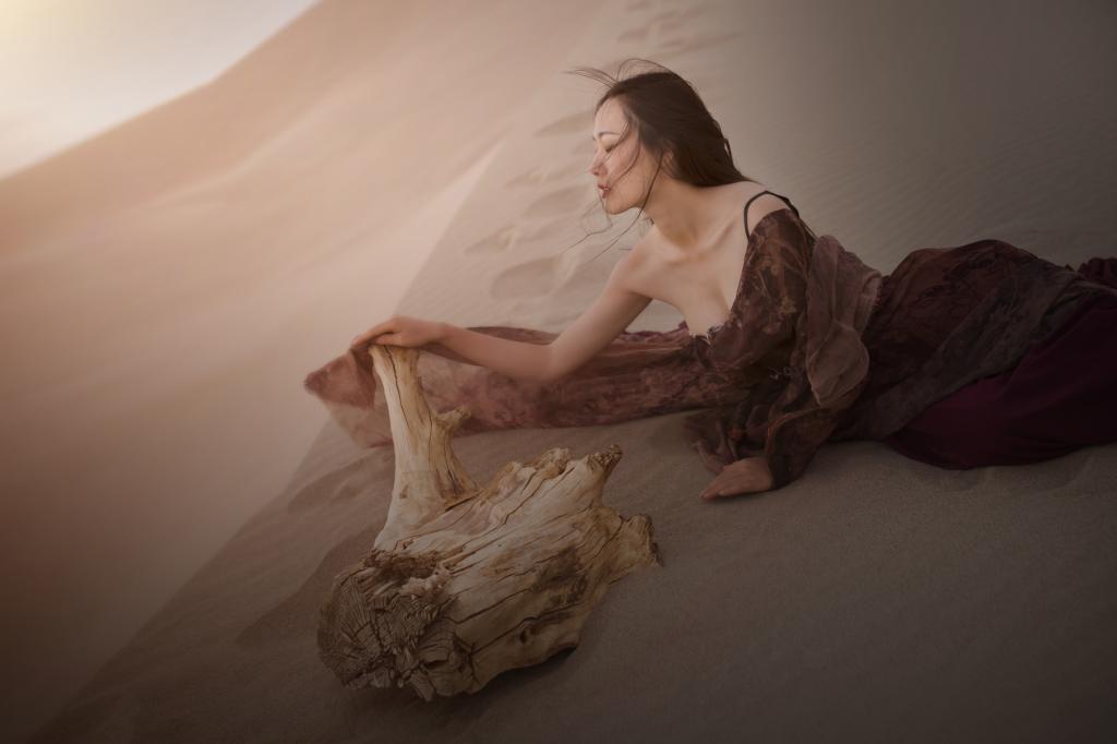 唯美迷人的楼兰少女孤身在沙漠的伤感图片写真
