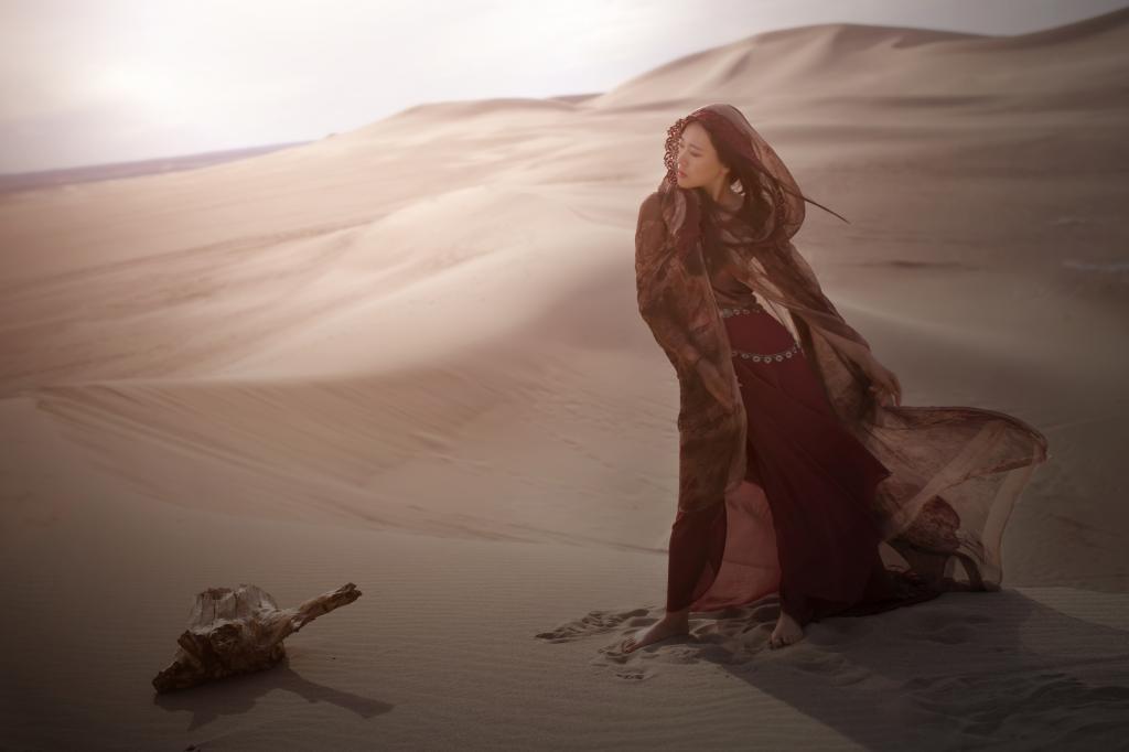 唯美迷人的楼兰少女孤身在沙漠的伤感图片写真