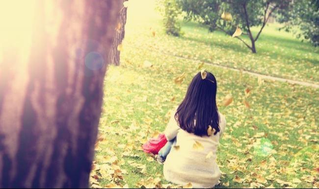 落叶中的唯美女生孤单背影伤感壁纸图片