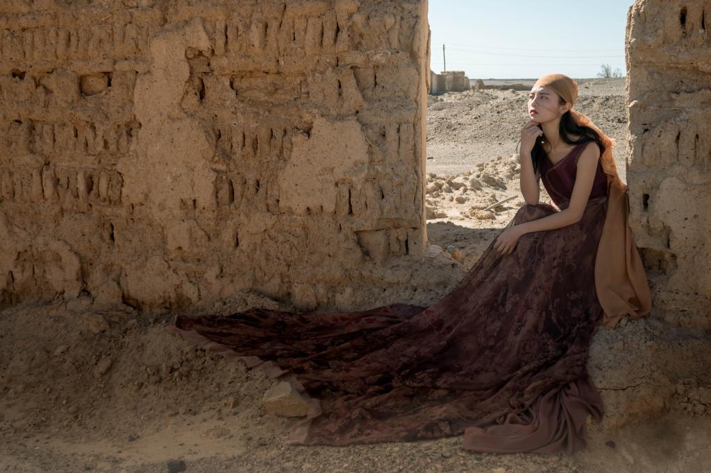 沙漠里的长裙美女气质出众高清写真壁纸图片