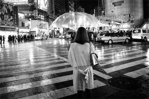 关于下雨天的图片伤感孤独