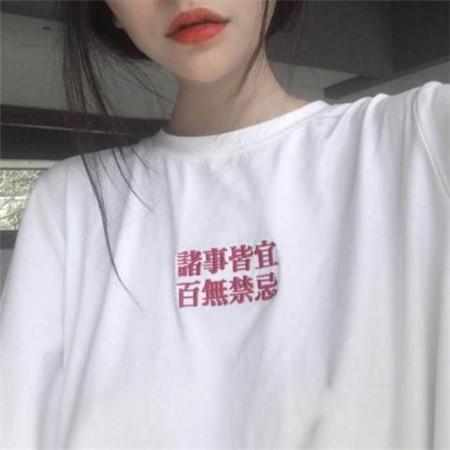 伤心难过的朋友圈背景图女生图片