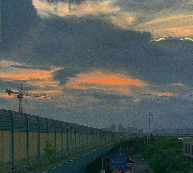 29条舍不得换的微信置顶文案：多一种世界观，就多一条呼吸的路