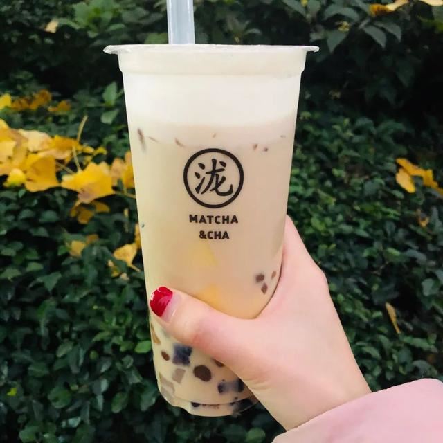 秋天喝奶茶发朋友圈的句子，秋天的第一杯奶茶文案！