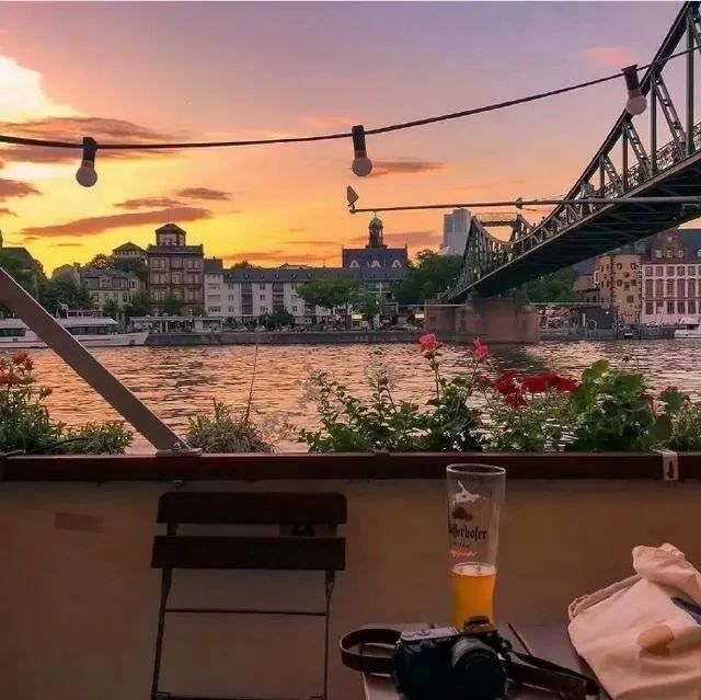 一秒泪崩的句子，最心酸委屈伤感的话！