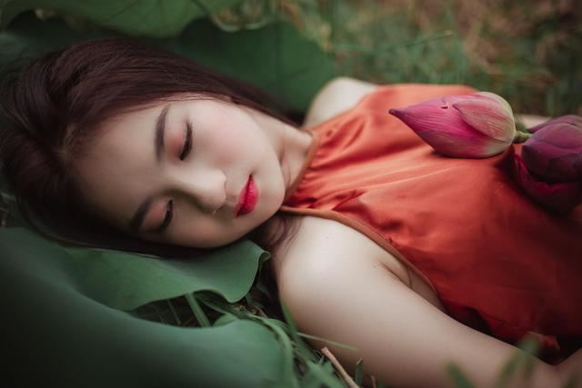 女人接吻时，为什么会下意识地闭上眼睛？三个女人说出了大实话