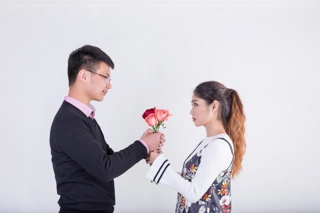 “分手吧，我们不合适”“那你把我送你的东西，折成现金还给我”