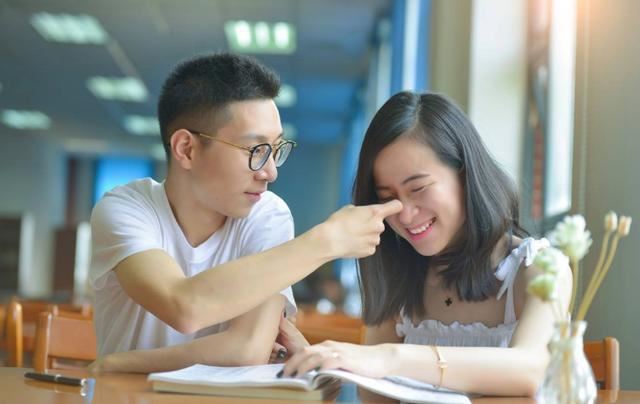 相亲时，女人发出这些“暗示”，男人要明白