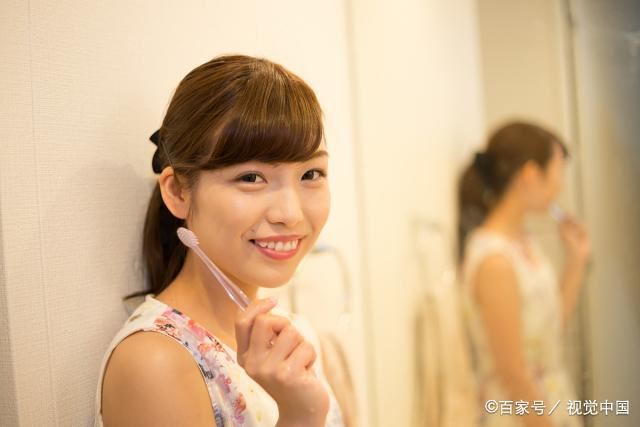 一个女人是否“好追”，其实看她独处时的状态，就清楚了