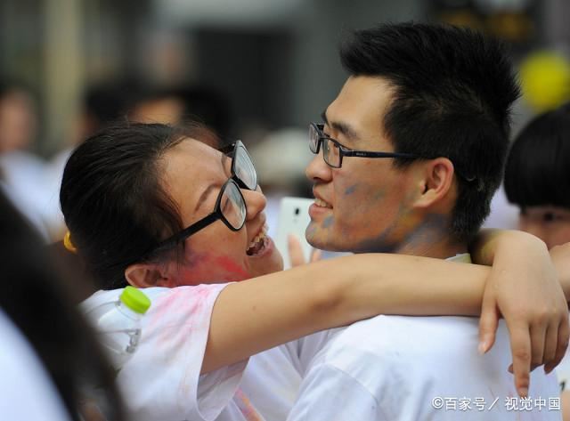 一个女人是否“好追”，其实看她独处时的状态，就清楚了