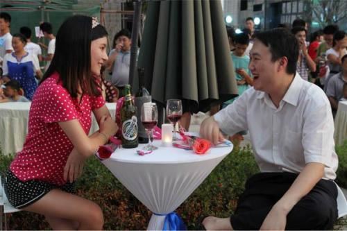 相亲女带异性朋友蹭吃，男人的做法，不失礼貌还大快人心