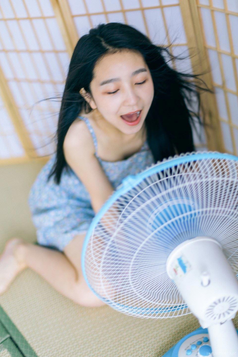 吹风扇的可爱清新夏日女生图片 清纯又性感的制服美女写真