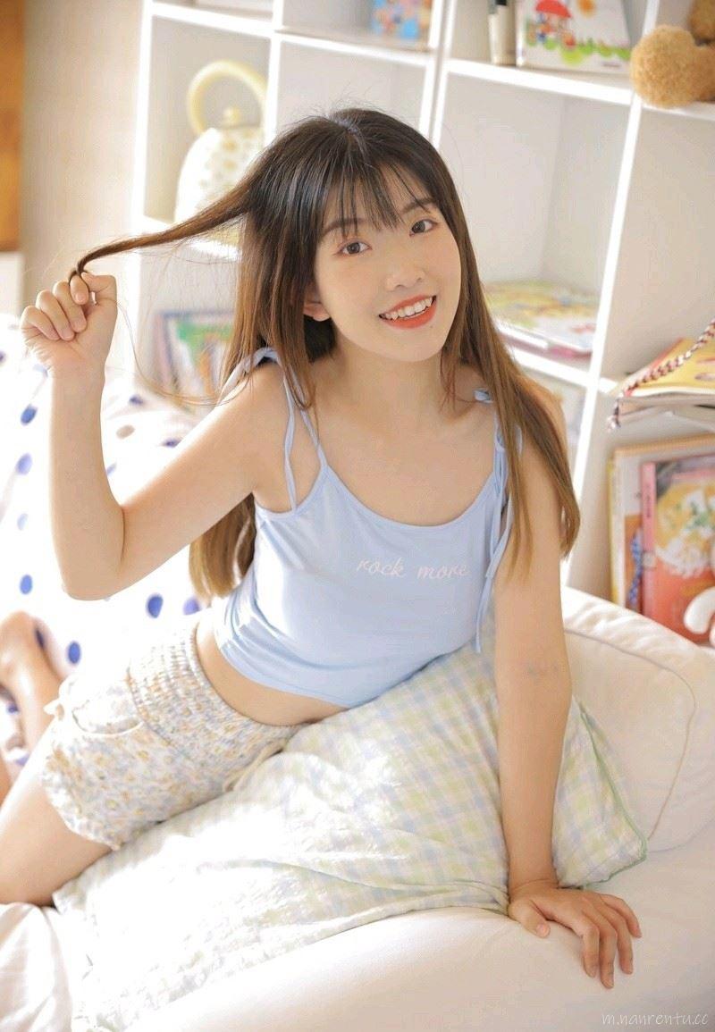 夏日活力满满的清纯可爱娃娃脸美女居家写真图片